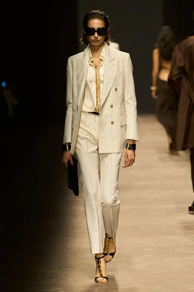 Look 19
